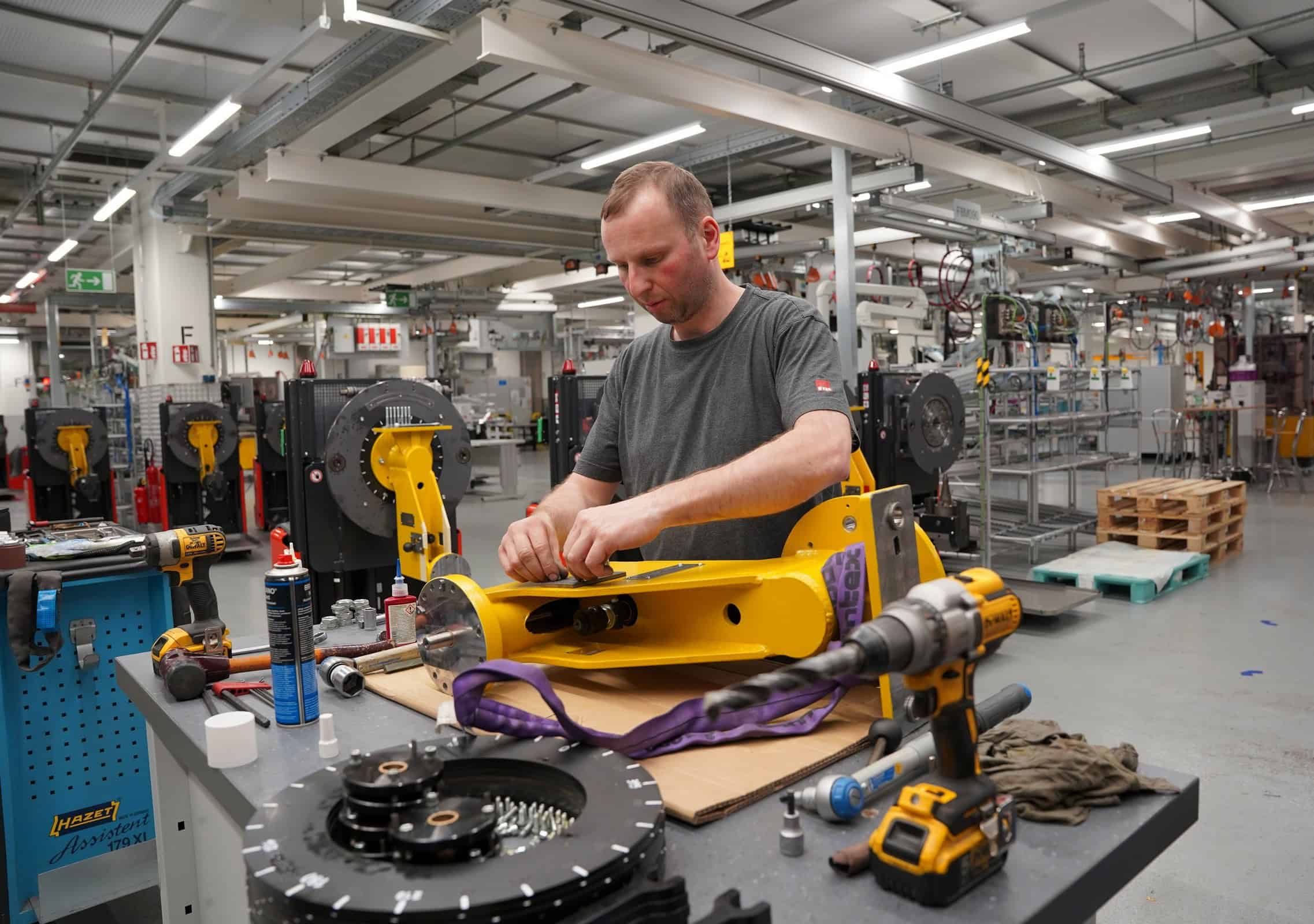 BMW Is Converting A V8 Engine Factory For Hydrogen Drivetrains